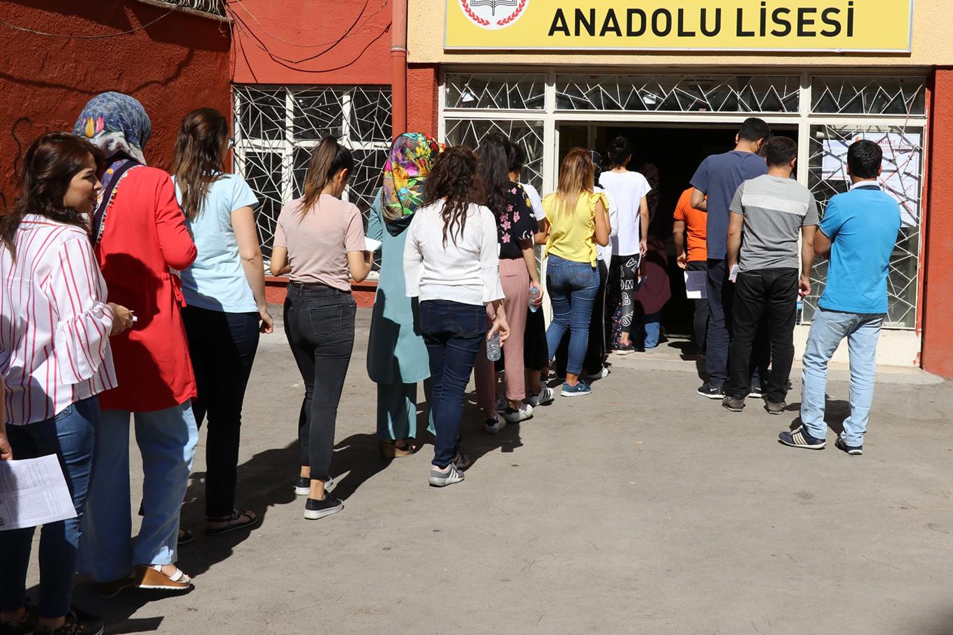 Türkiye genelinde bir milyon 234 bin 617 adayın katıldığı KPSS Lisans Genel Yetenek ve Genel Kültür oturumu Gaziantep’te heyecanla başladı.

